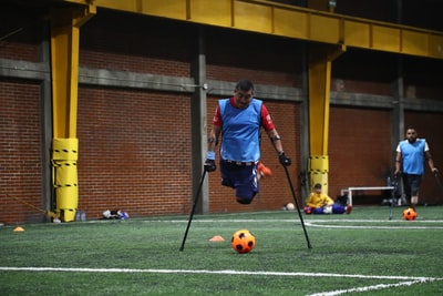 残疾人士踢足球